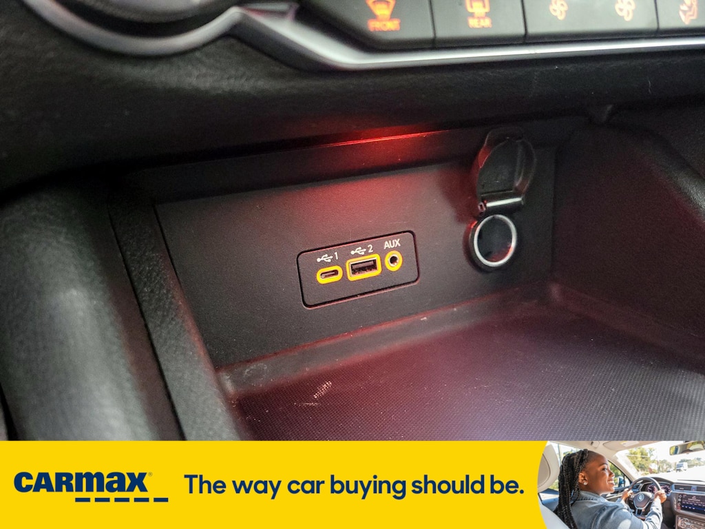 Vehicle image 21 of 24