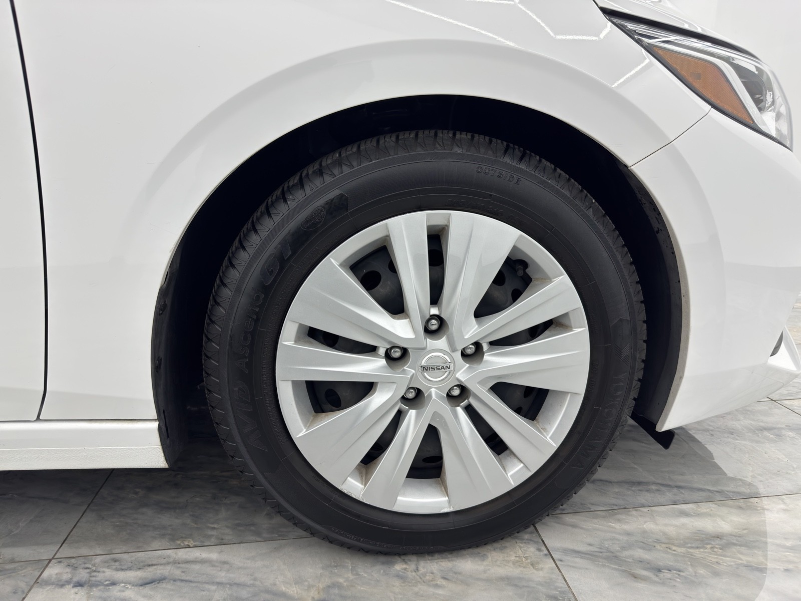 Vehicle image 10 of 52