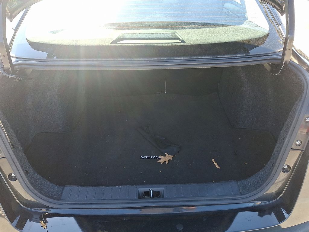 Vehicle image 27 of 30