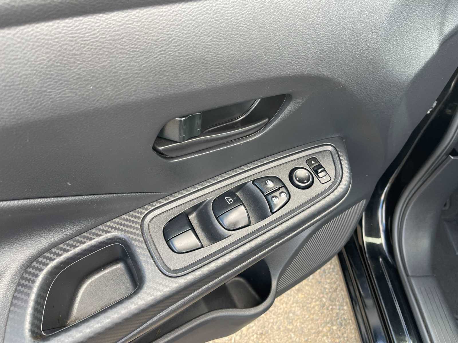 Vehicle image 17 of 27