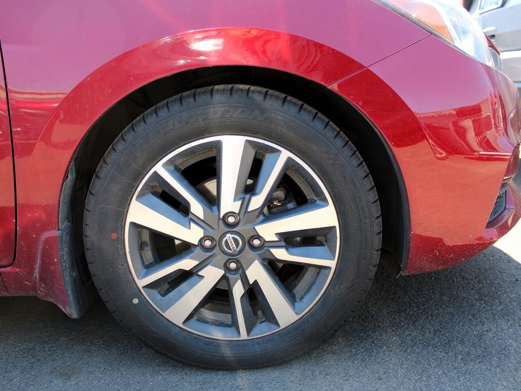 Vehicle image 15 of 18