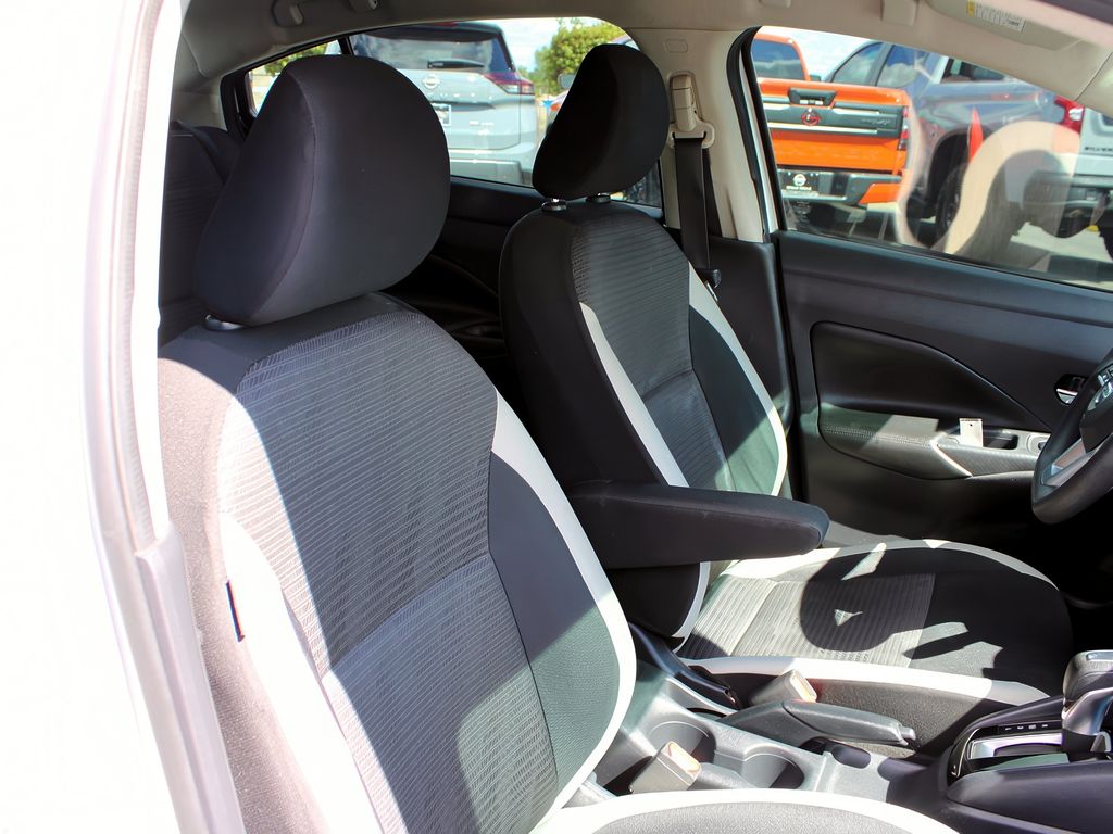 Vehicle image 21 of 33