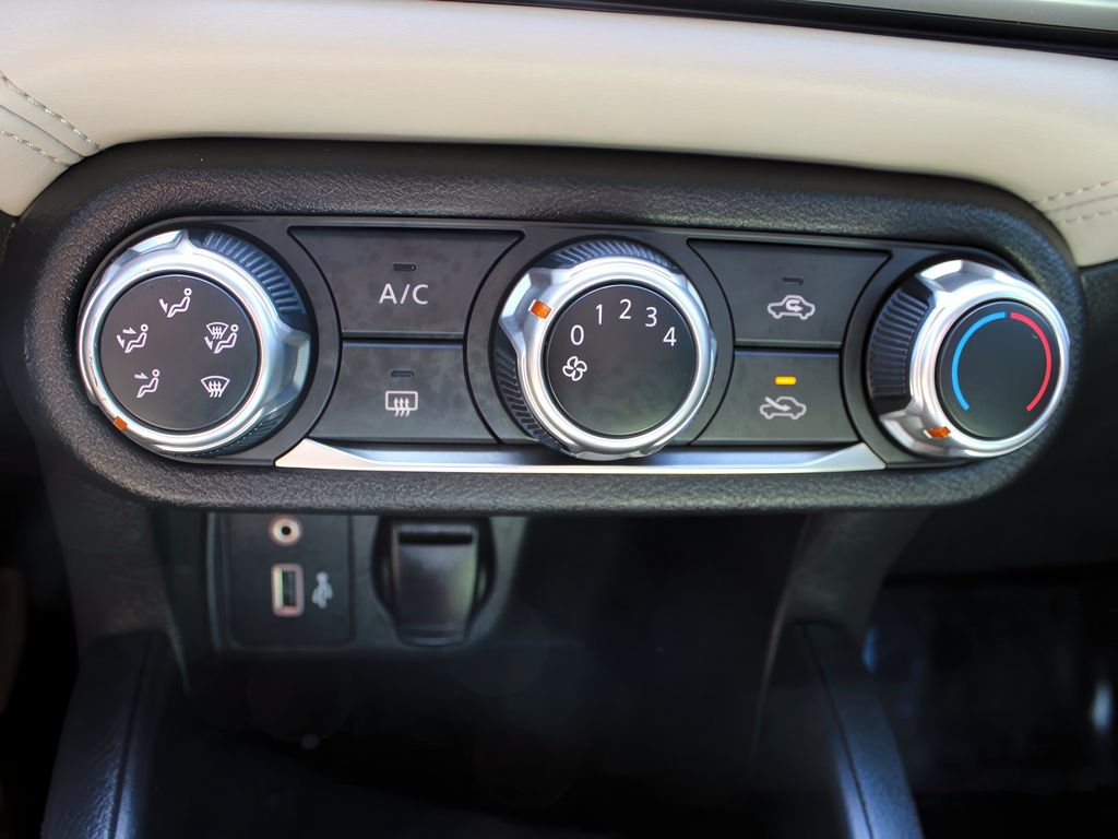 Vehicle image 19 of 33