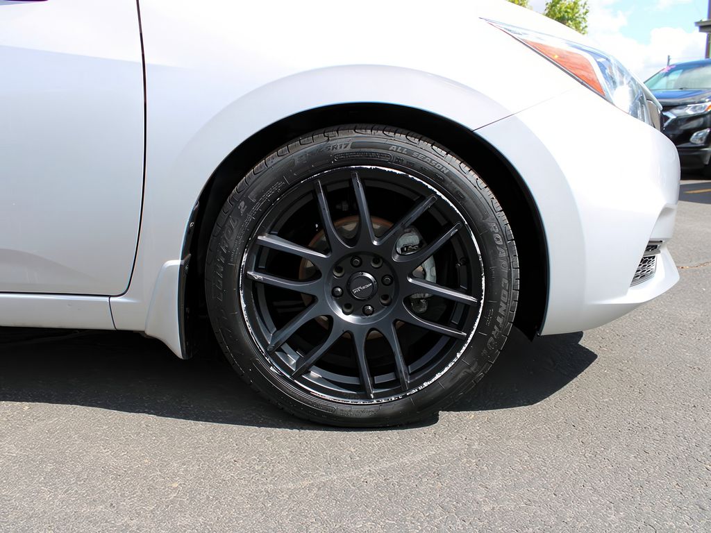 Vehicle image 26 of 33