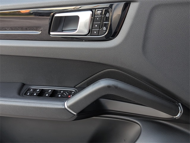 Vehicle image 16 of 22