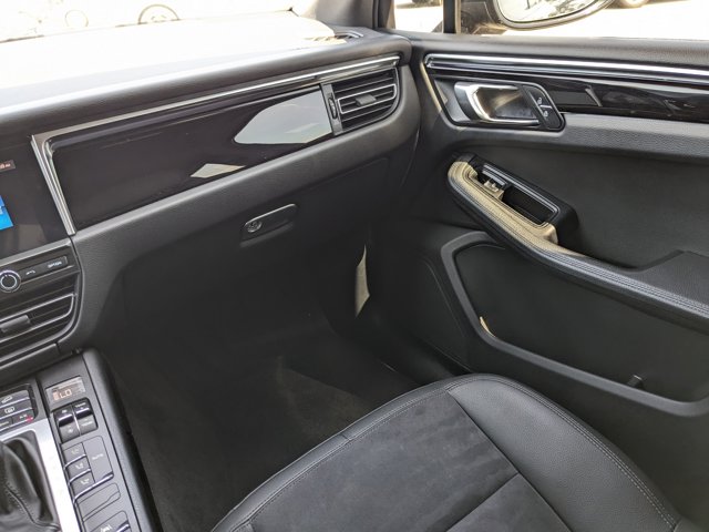 Vehicle image 25 of 37