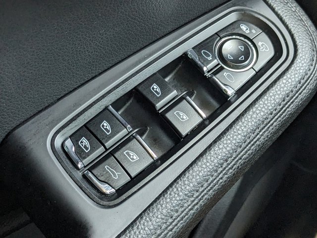 Vehicle image 32 of 37