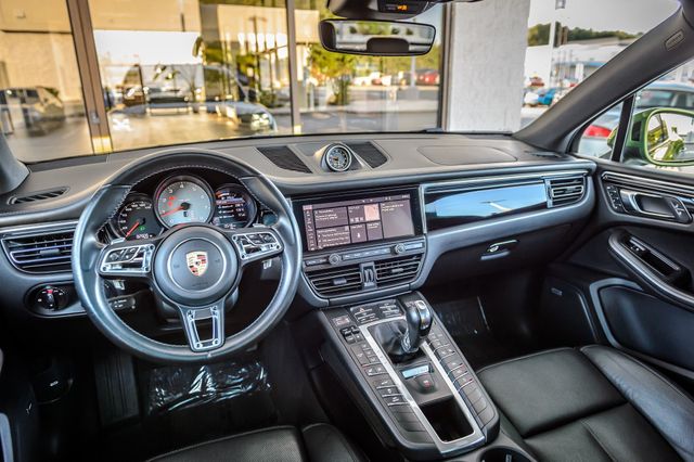 2020 Porsche Macan S Image 25 of 56