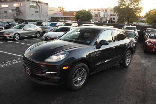2020 Porsche Macan Base Image 1 of 35