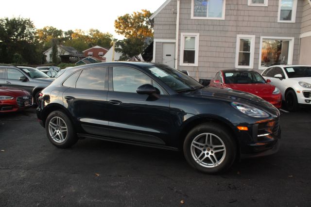 2020 Porsche Macan Base Image 3 of 35