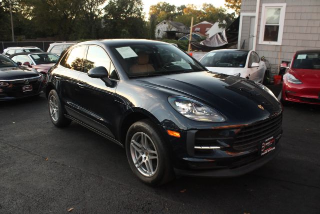 2020 Porsche Macan Base Image 2 of 35