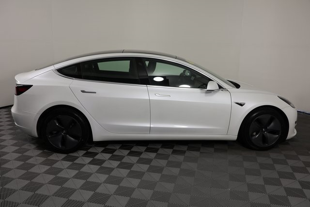 Vehicle image 4 of 28