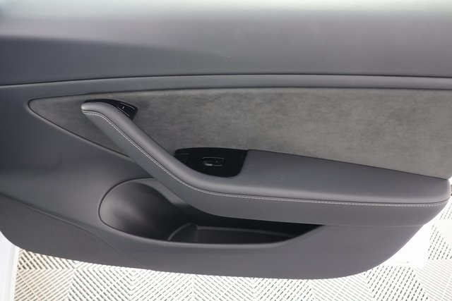 Vehicle image 27 of 28
