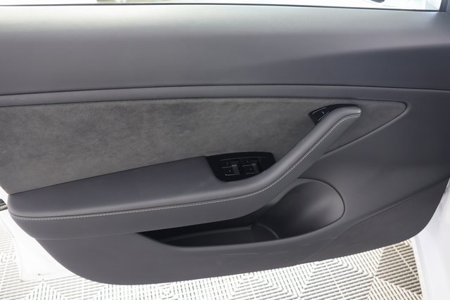 Vehicle image 20 of 28