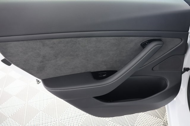 Vehicle image 21 of 28