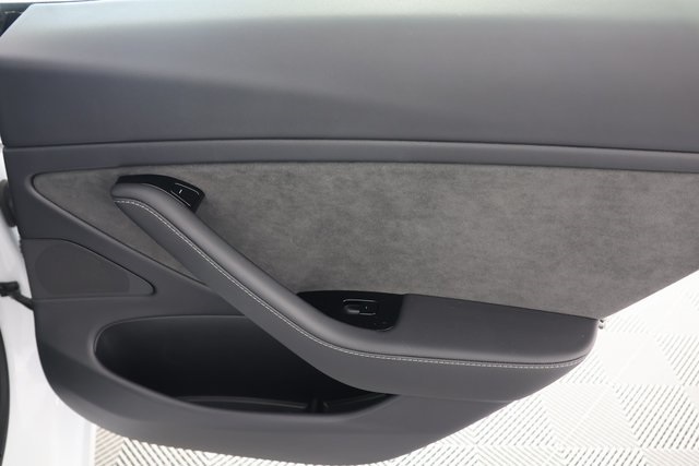 Vehicle image 22 of 28