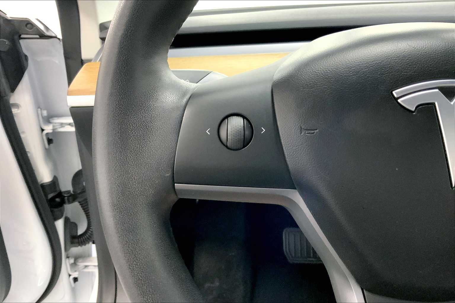 Vehicle image 24 of 30