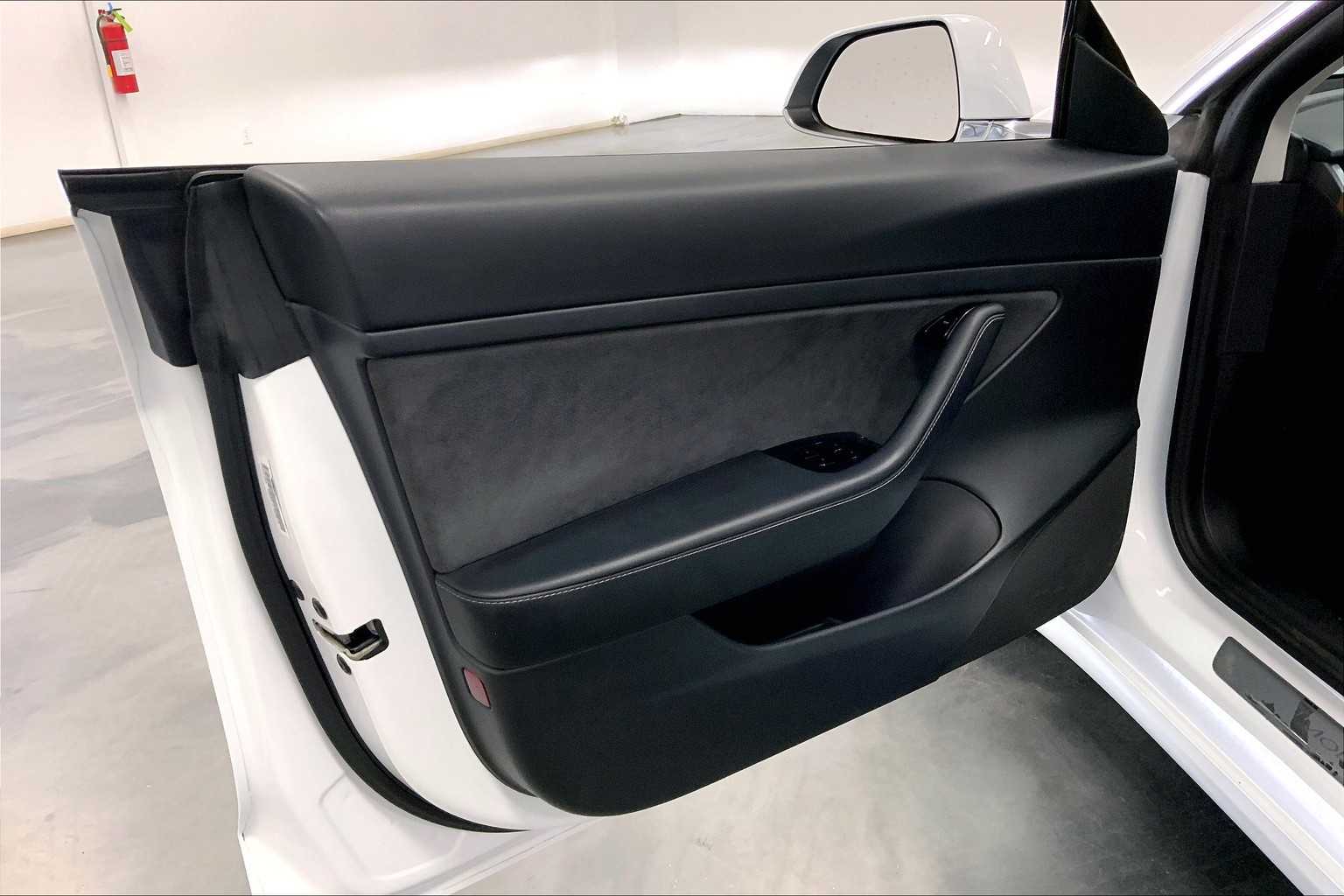 Vehicle image 21 of 30