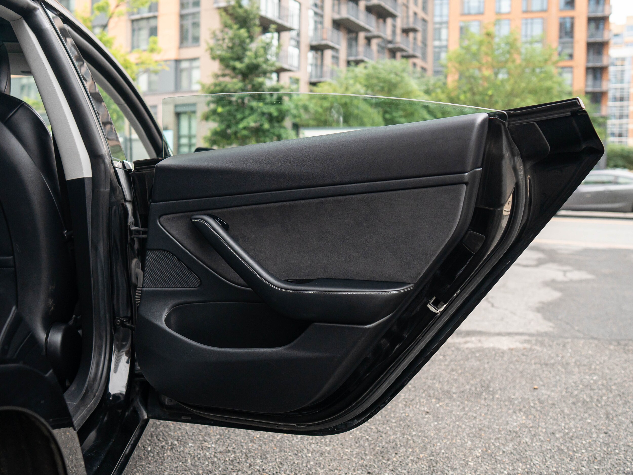 Vehicle image 33 of 44