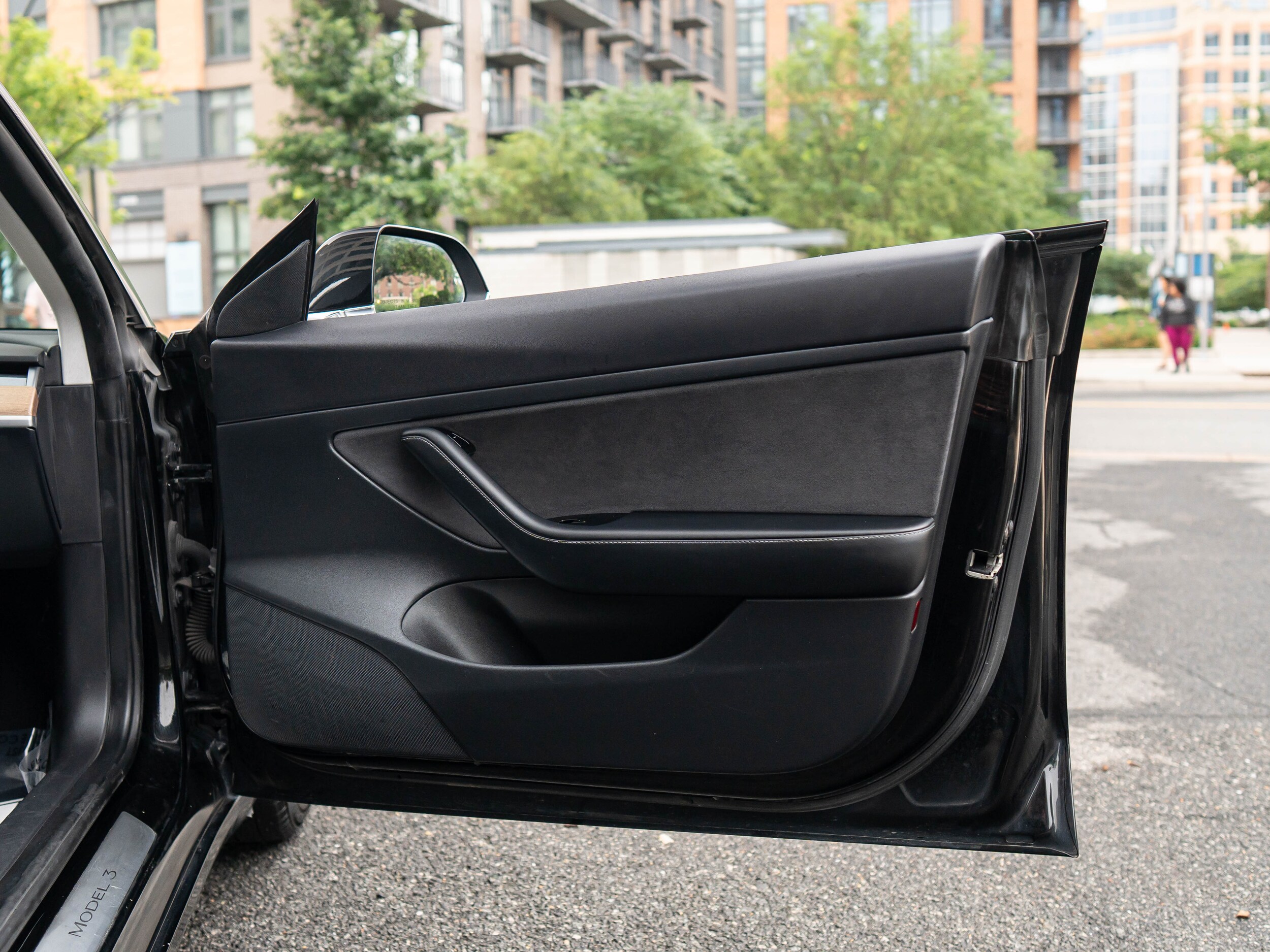 Vehicle image 37 of 44
