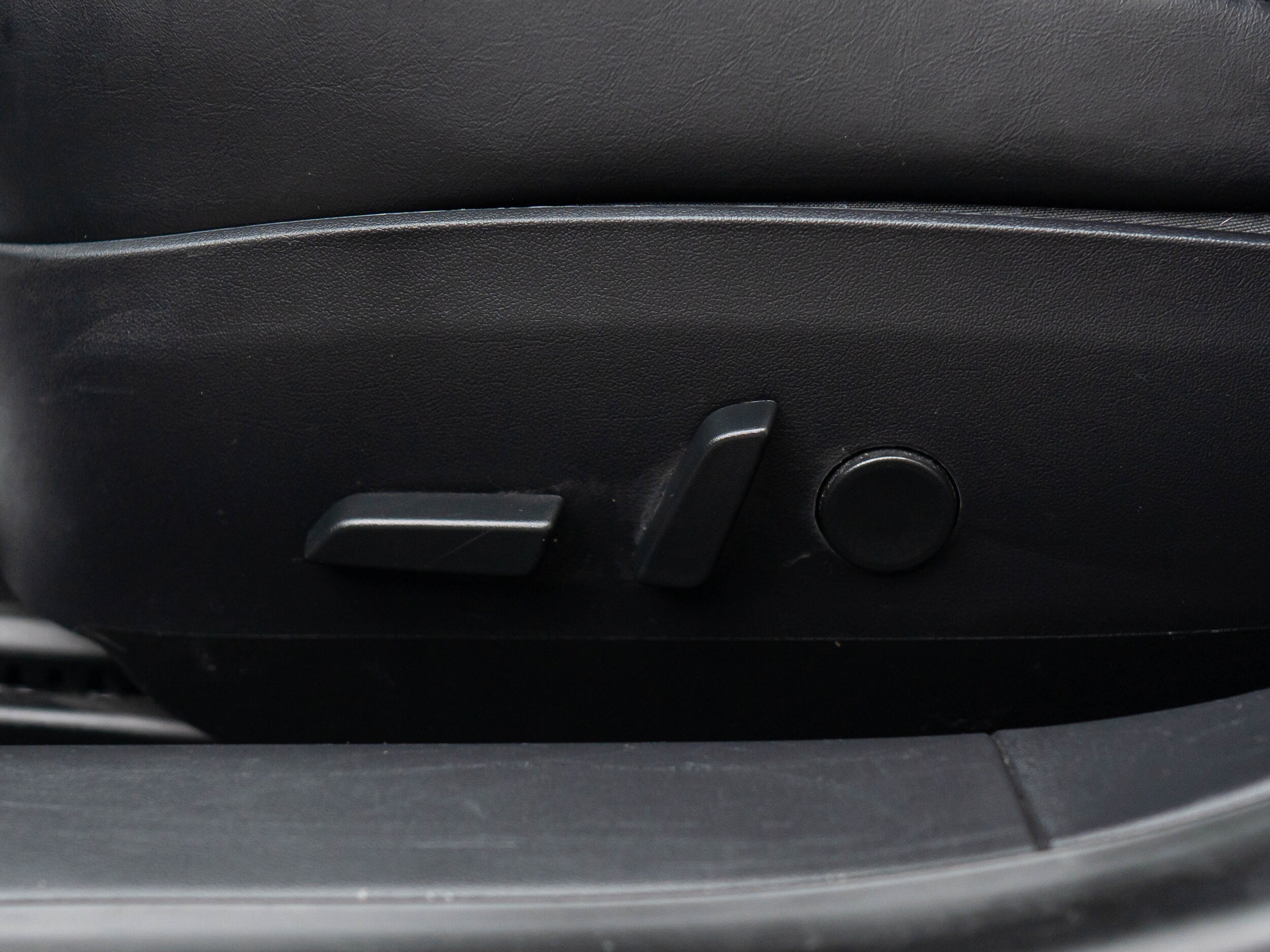 Vehicle image 39 of 44