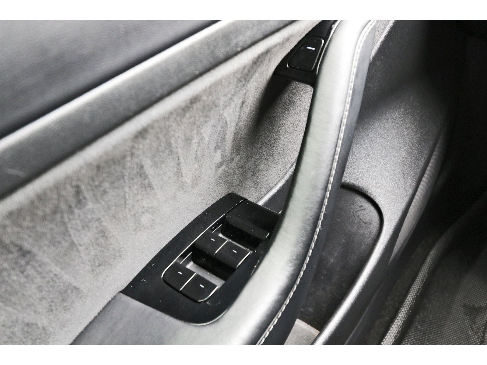 Vehicle image 17 of 26