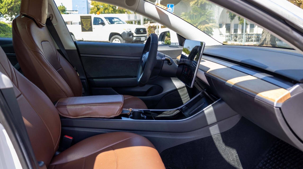 Vehicle image 14 of 24
