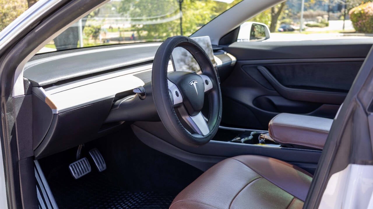 Vehicle image 21 of 24