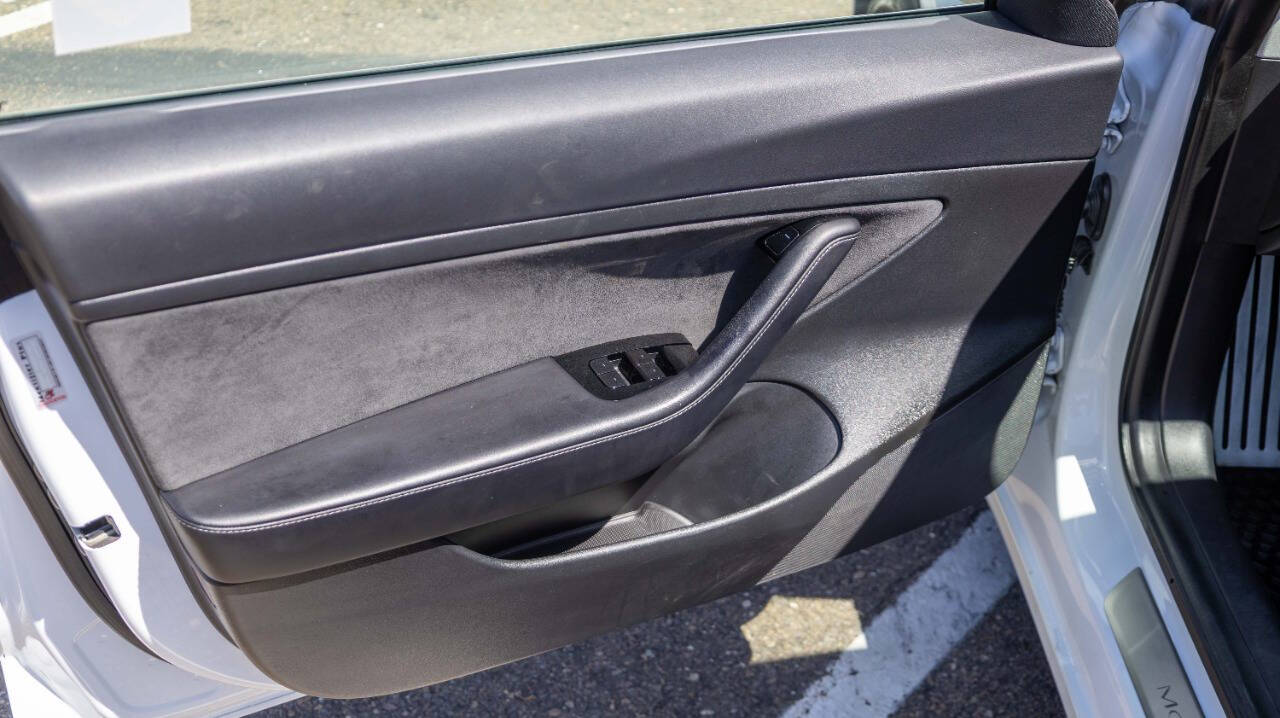 Vehicle image 15 of 24