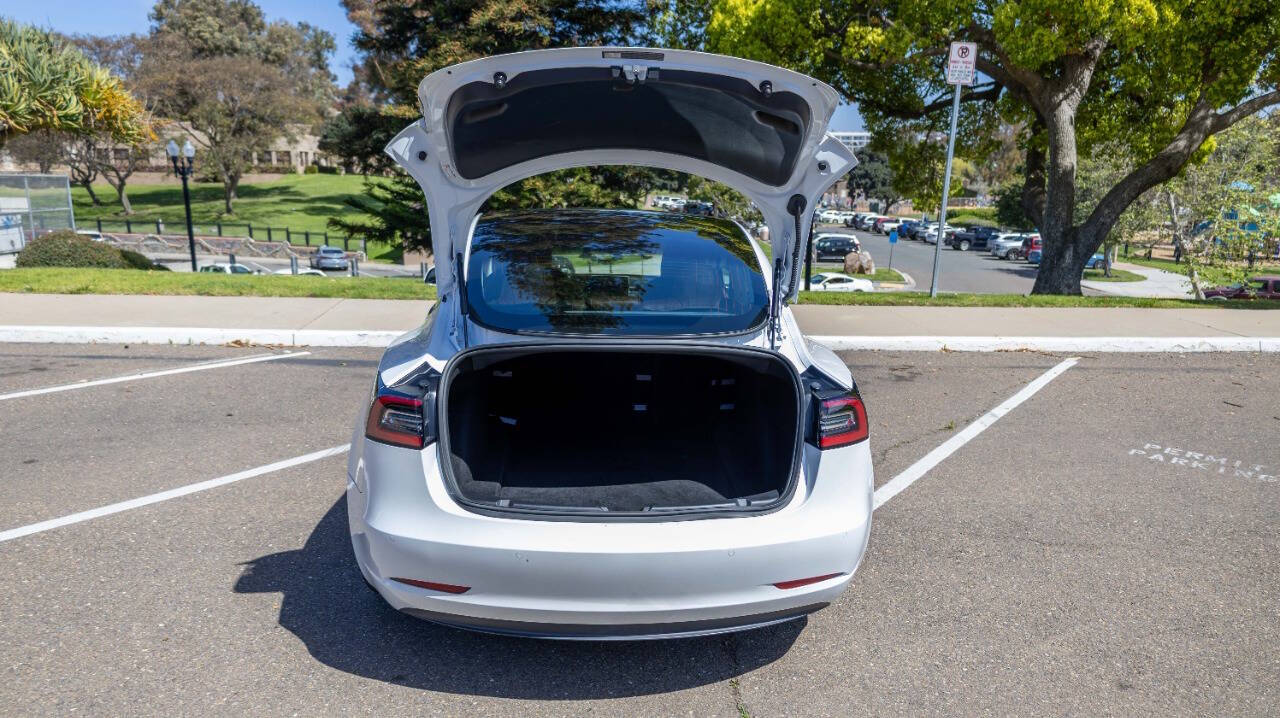 Vehicle image 11 of 24