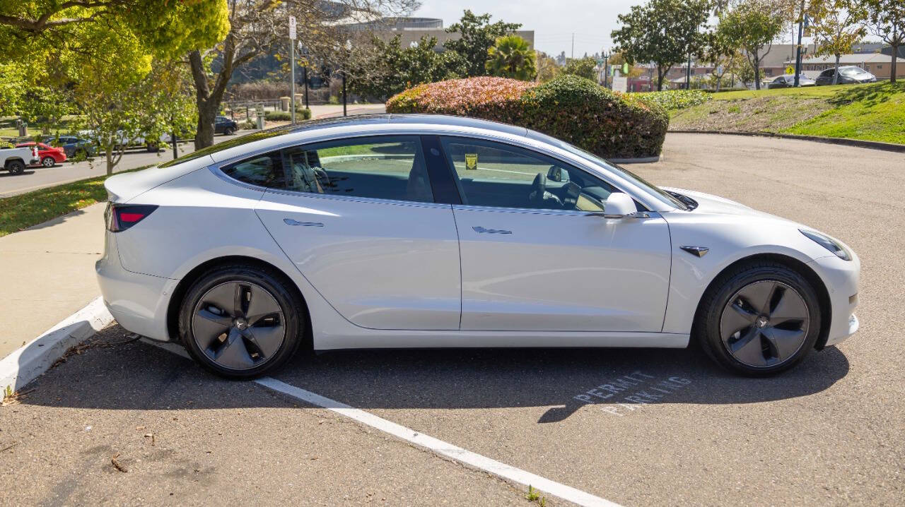 Vehicle image 6 of 24