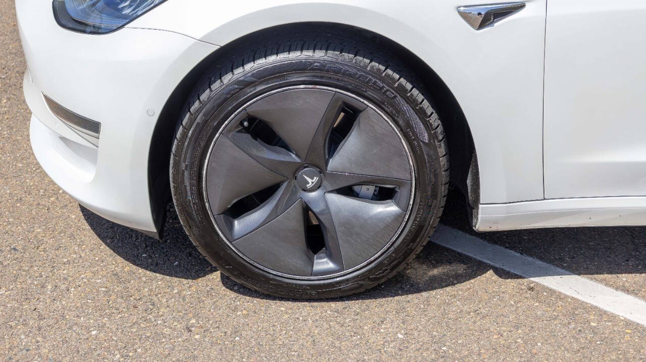 Vehicle image 12 of 24