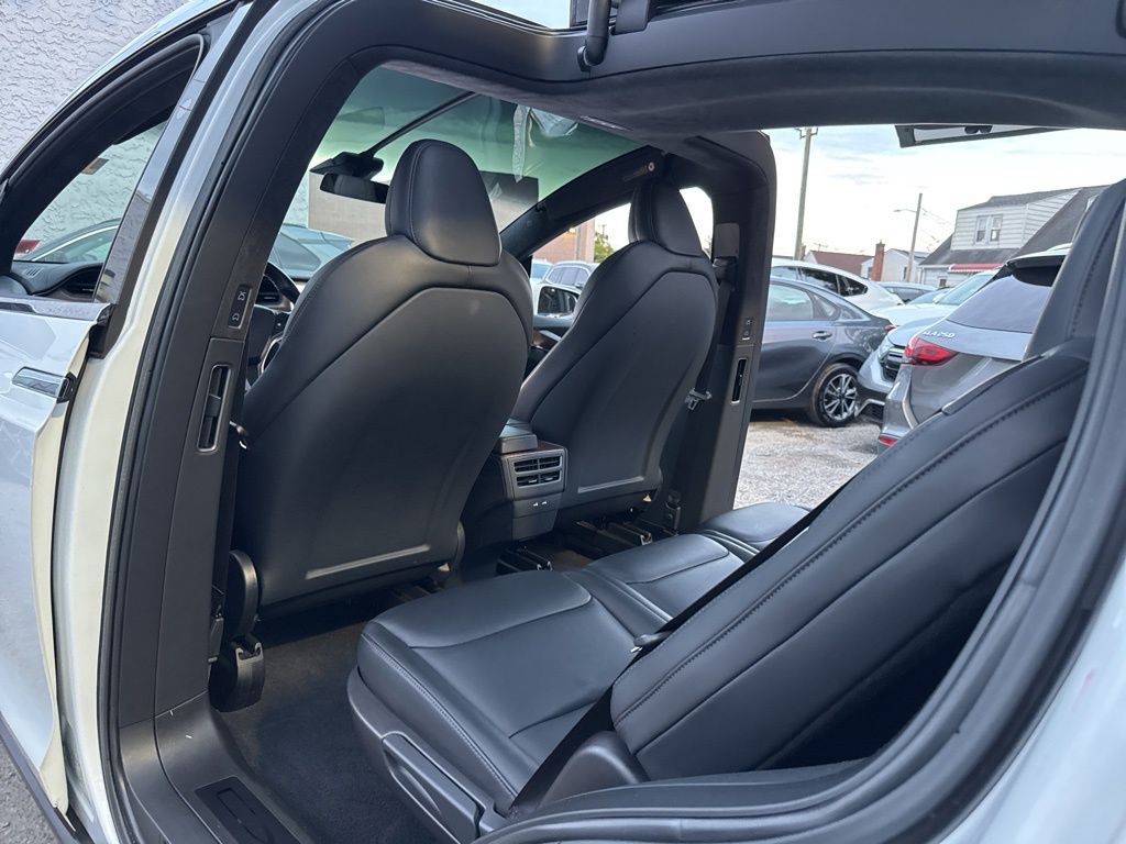 Vehicle image 18 of 33