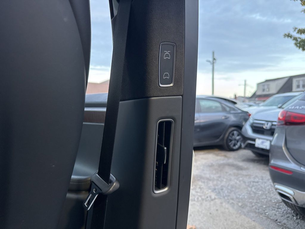 Vehicle image 23 of 33