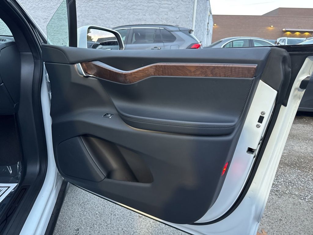 Vehicle image 14 of 33