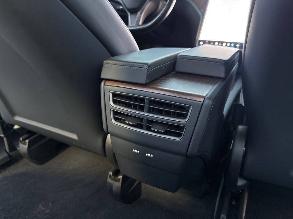 Vehicle image 24 of 33