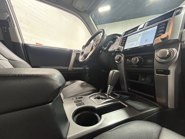 Vehicle image 21 of 27