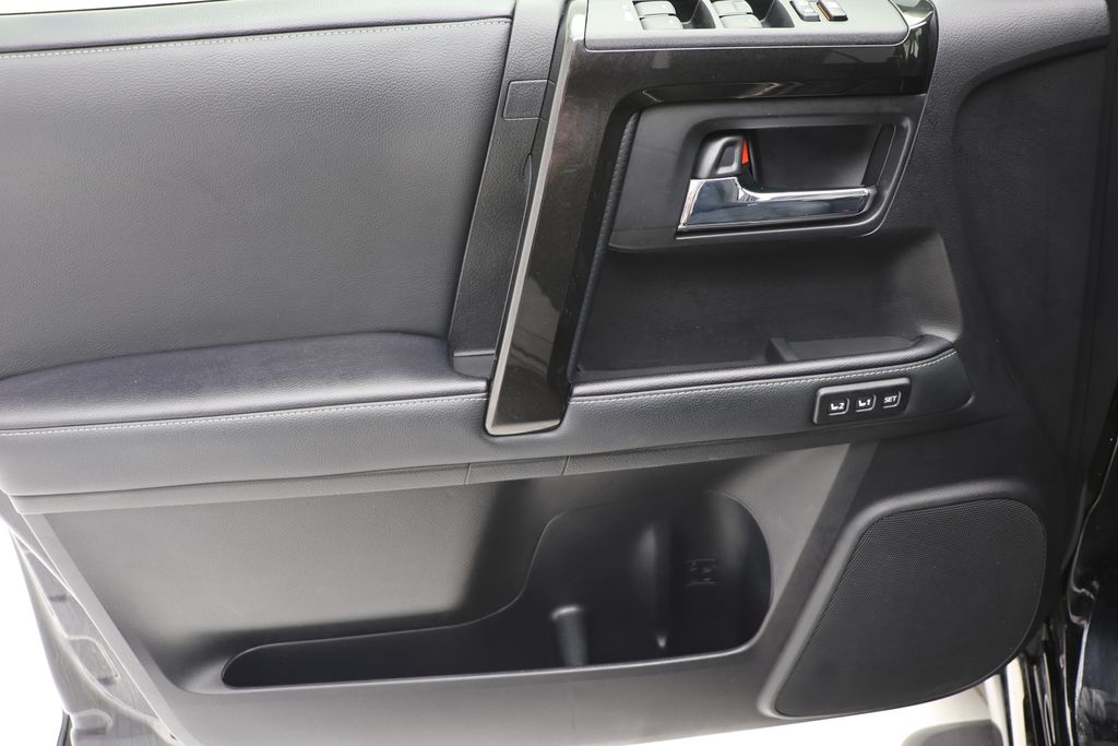 Vehicle image 14 of 28