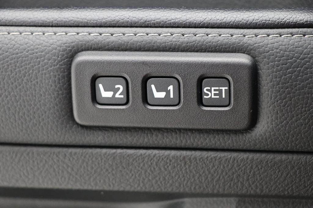 Vehicle image 25 of 28