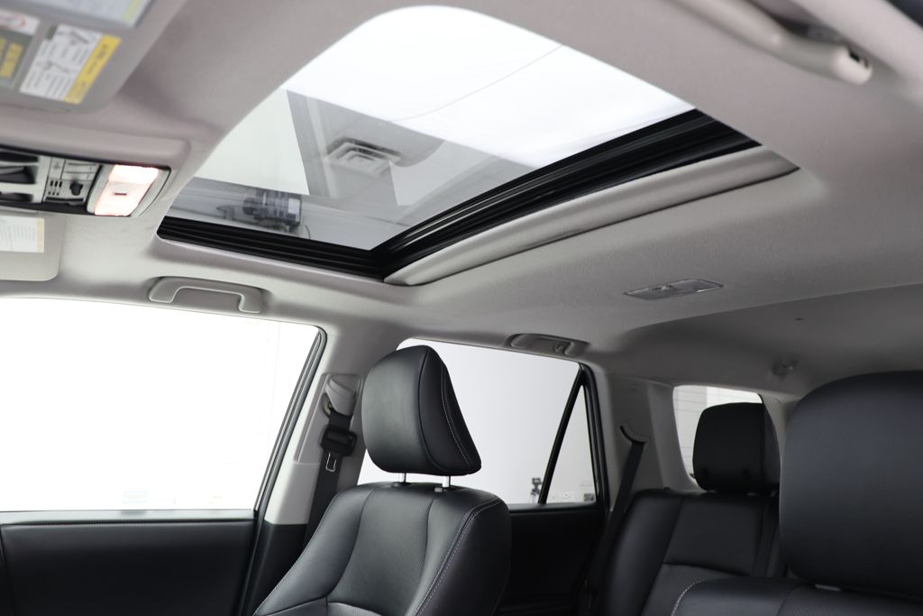 Vehicle image 15 of 28