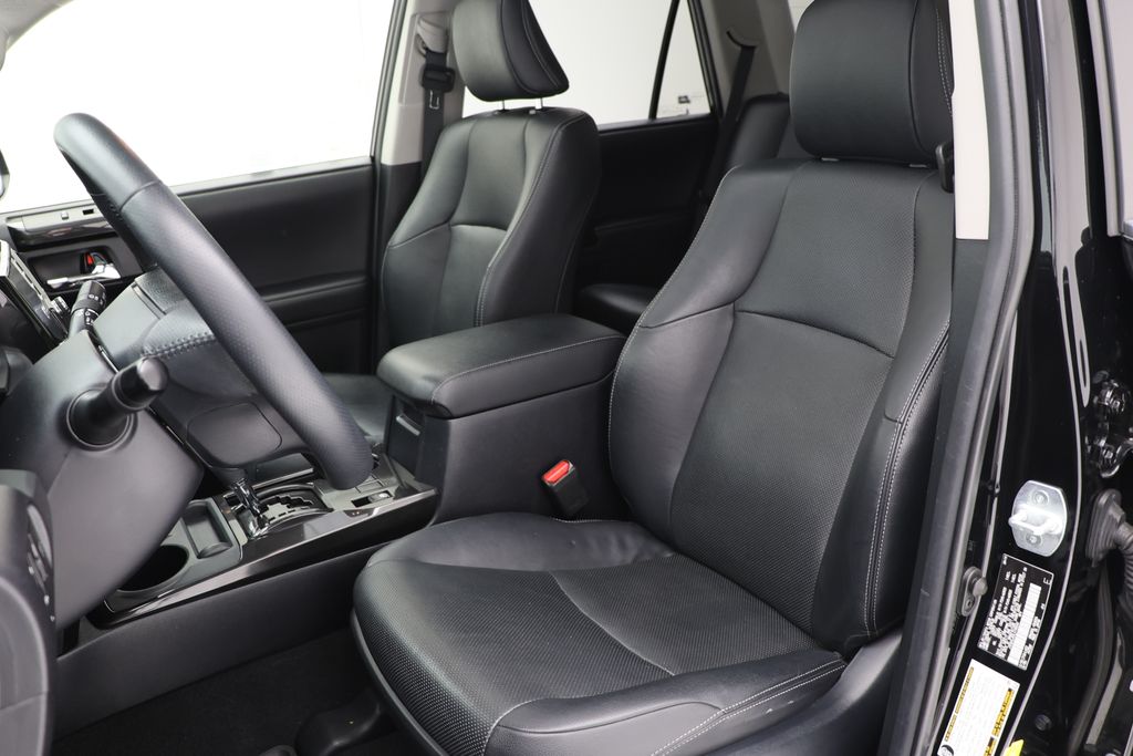 Vehicle image 16 of 28