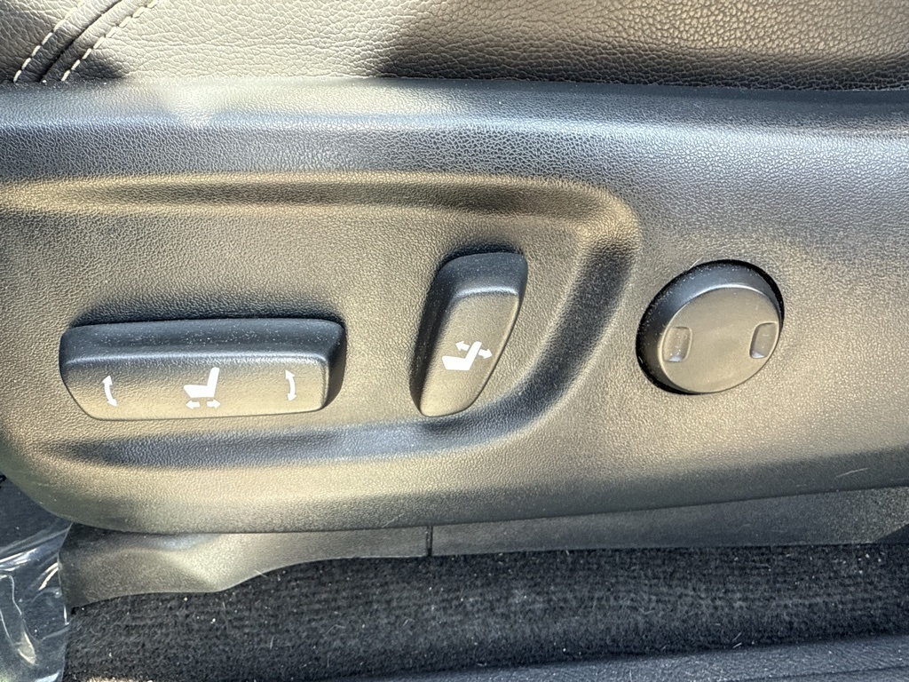 Vehicle image 17 of 28