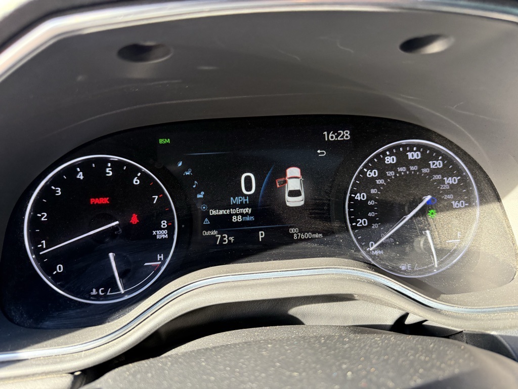 Vehicle image 16 of 28