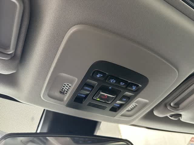 Vehicle image 21 of 25