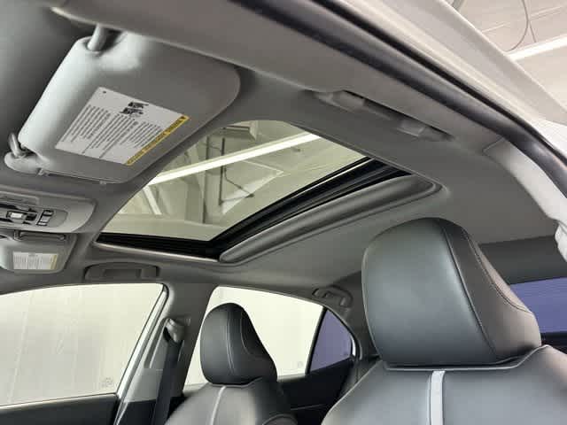 Vehicle image 14 of 25