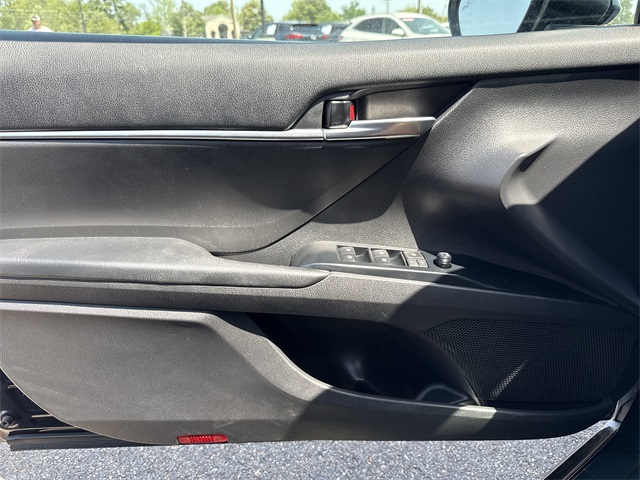 Vehicle image 17 of 25