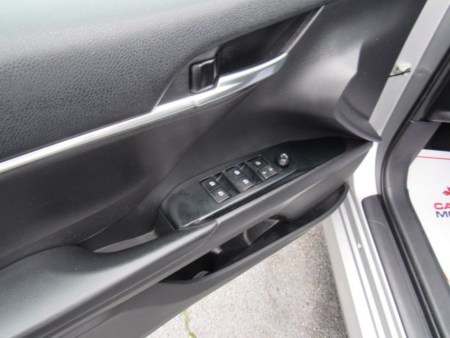 Vehicle image 17 of 21