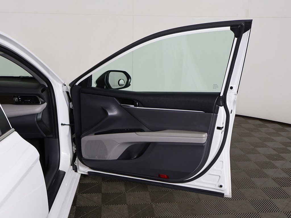 Vehicle image 17 of 60