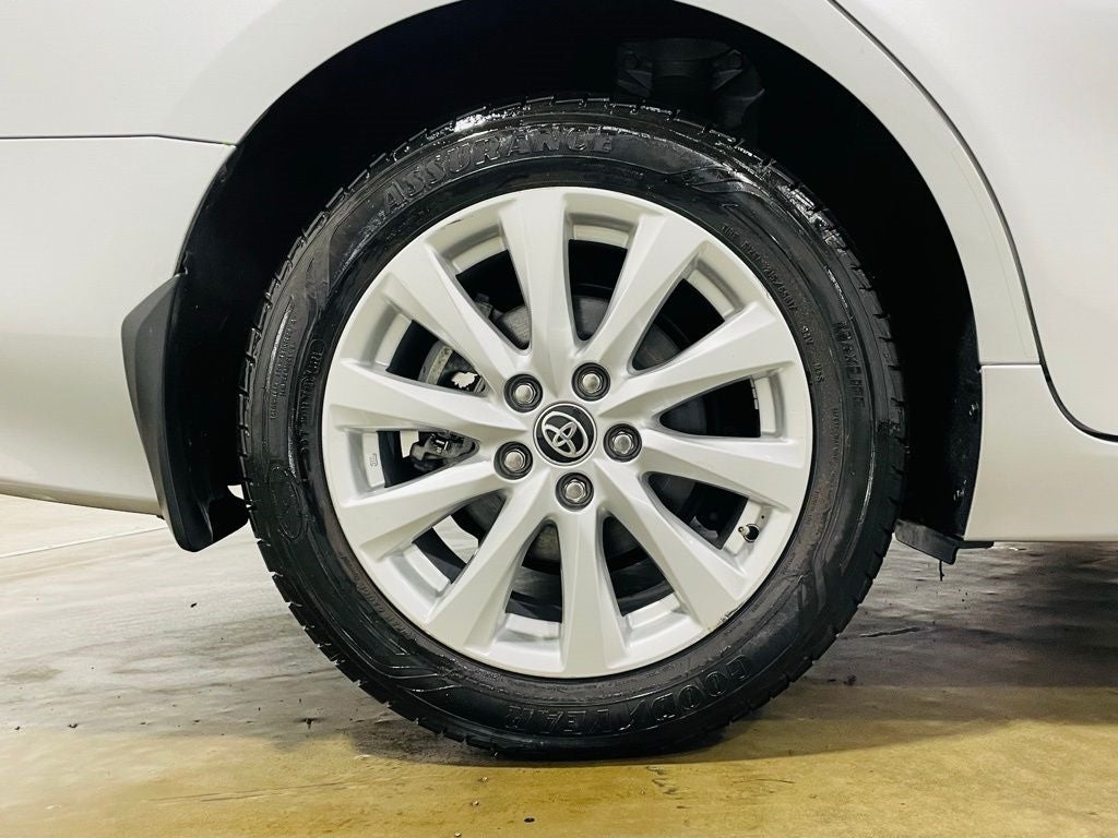 Vehicle image 18 of 62