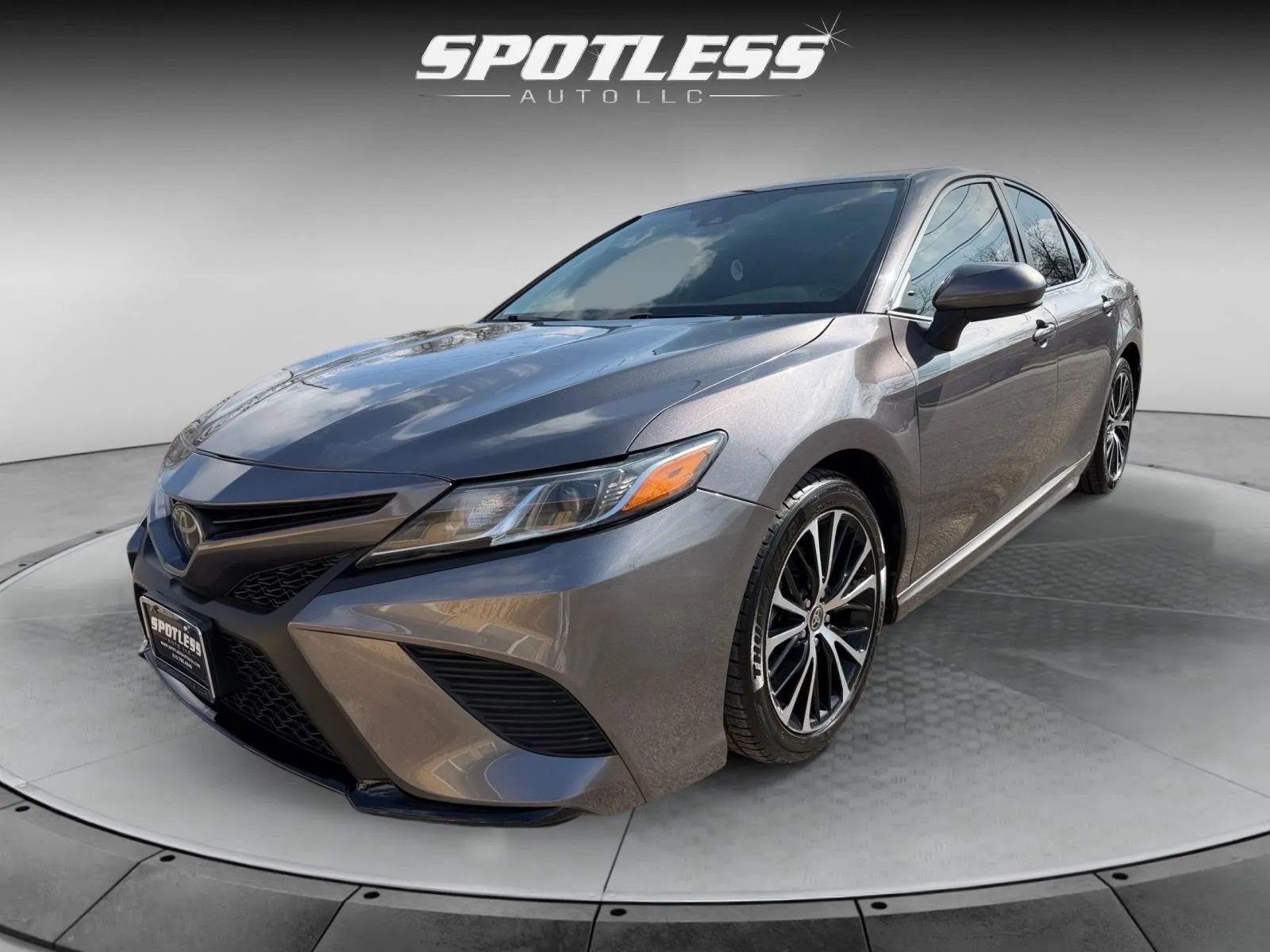 2020 Toyota Camry SE Image 2 of 27
